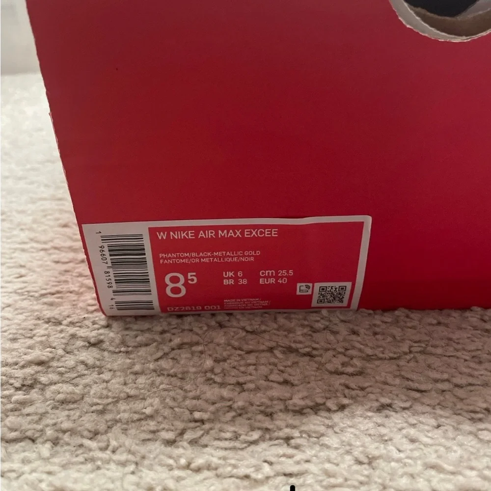 Nike Air Max Excee White and Metallic Gold Shoes - 8.5 Women’s - Picture 7 of 7